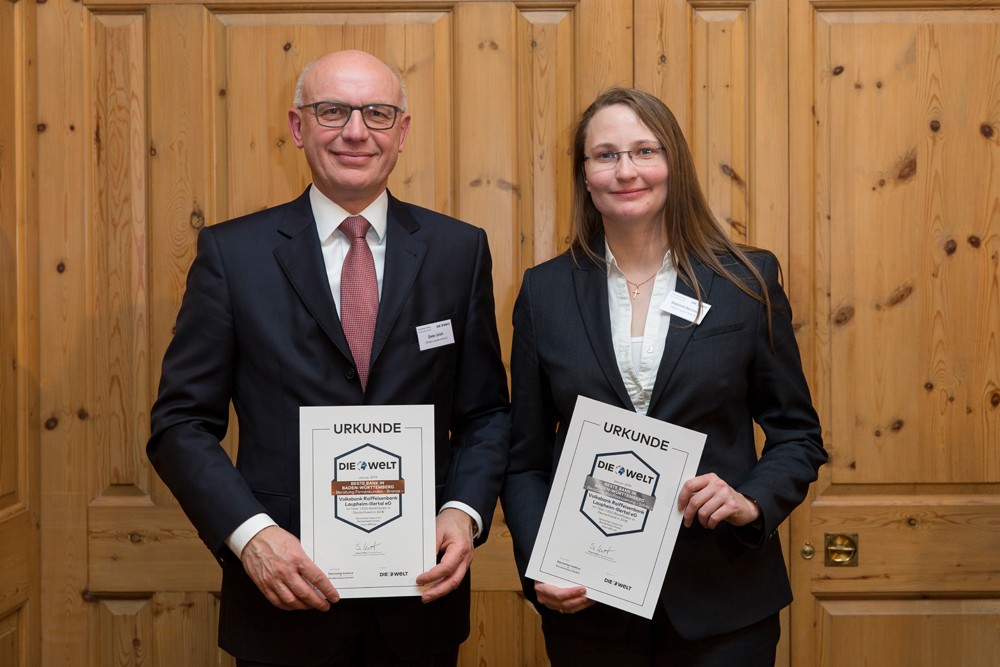 Vorstandsvorsitzender Dieter Ulrich und Stephanie Bernickel, Leiterin VR ImmoCenter der Volksbank Raiffeisenbank Laupheim-Illertal eG